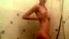 Turk kizi arkadasi banyoda videoya cekiyor